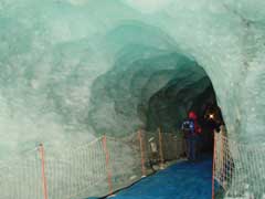 氷河のトンネル