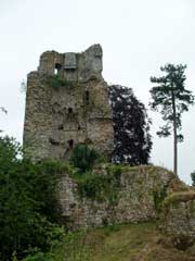 崩れた城の塔